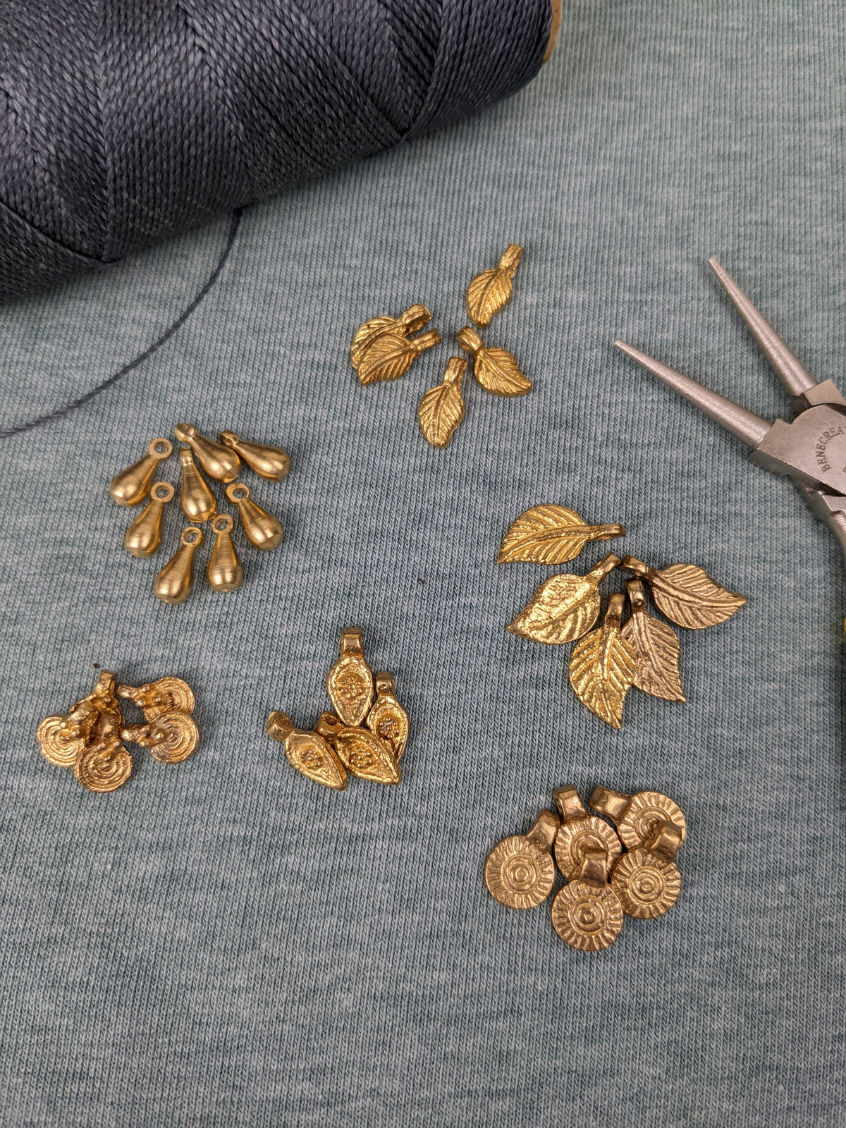 Messingornamente charms zur Schmuckherstellung DIY Makramee zubehör spacer beads gold sonne blatt auge mond tropfen