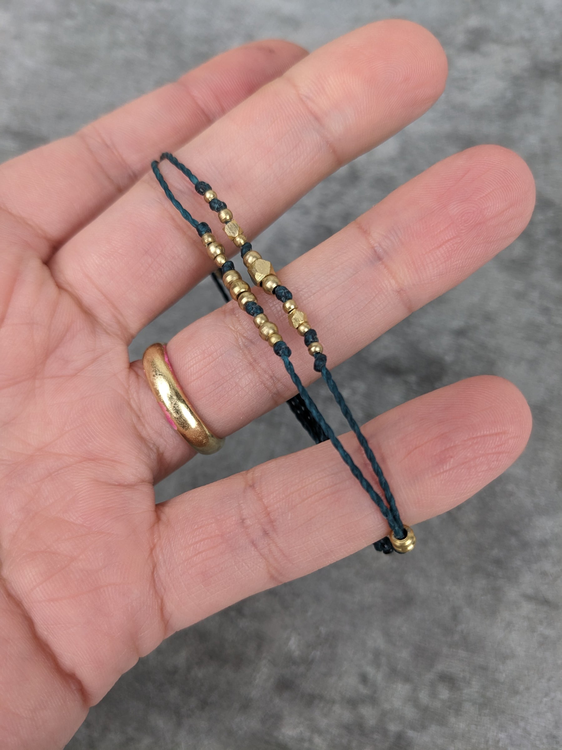 minimalistisches Fusskettchen personalisiert im boho style • Straßburg • surfer hippie Fussschmuck mit Messingperlen