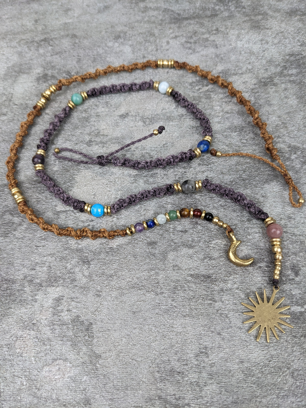 bohemian hairwrap mit chakrasteinen oder messingmandalas und edelsteinperlen, sowie tropfen und glasperlen. dreadschmuck oder extensions