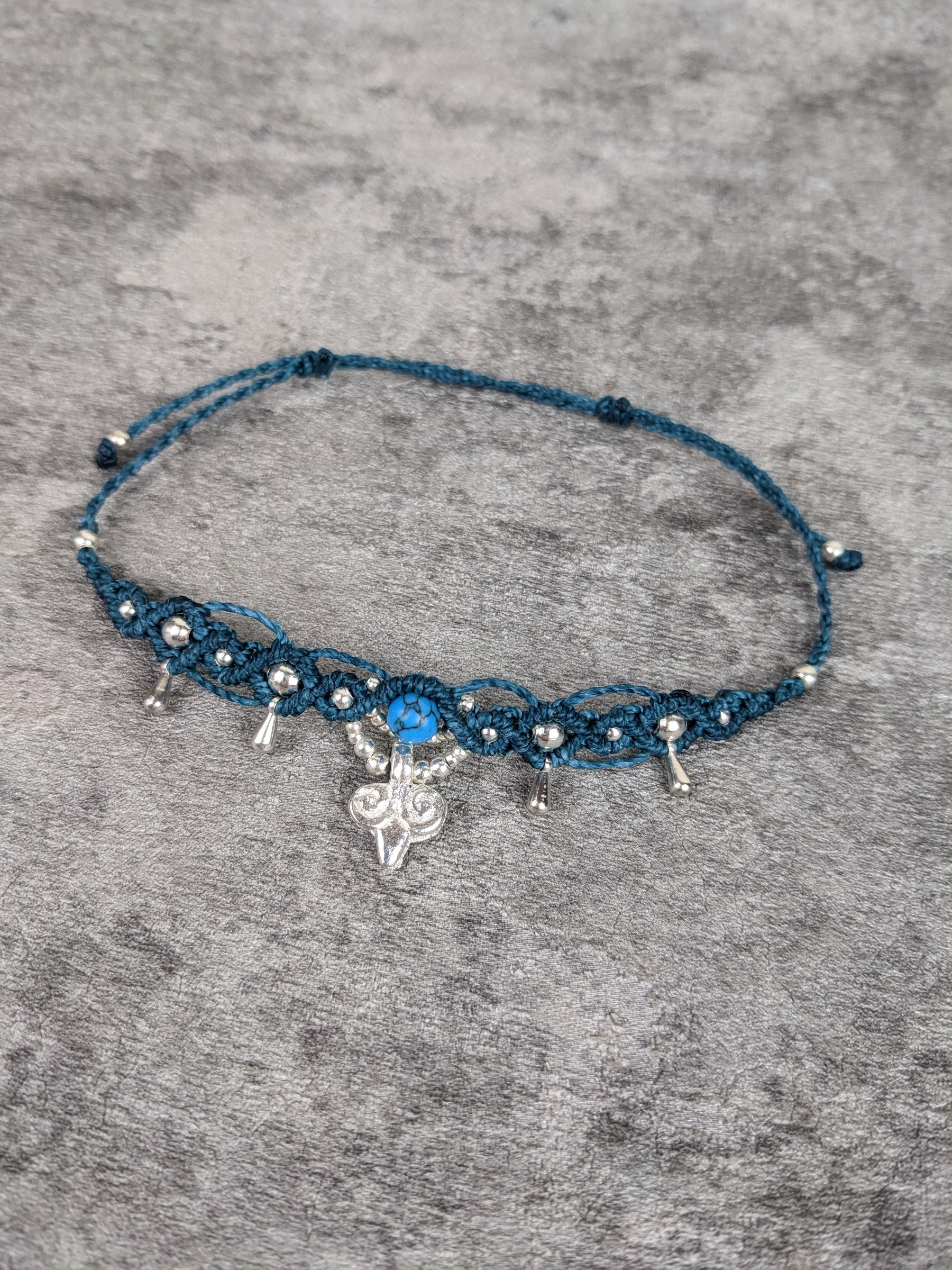 makramee fußband mit goldenen messingtropfen im bohemian style und sonnenanhänger und mondsteinperle