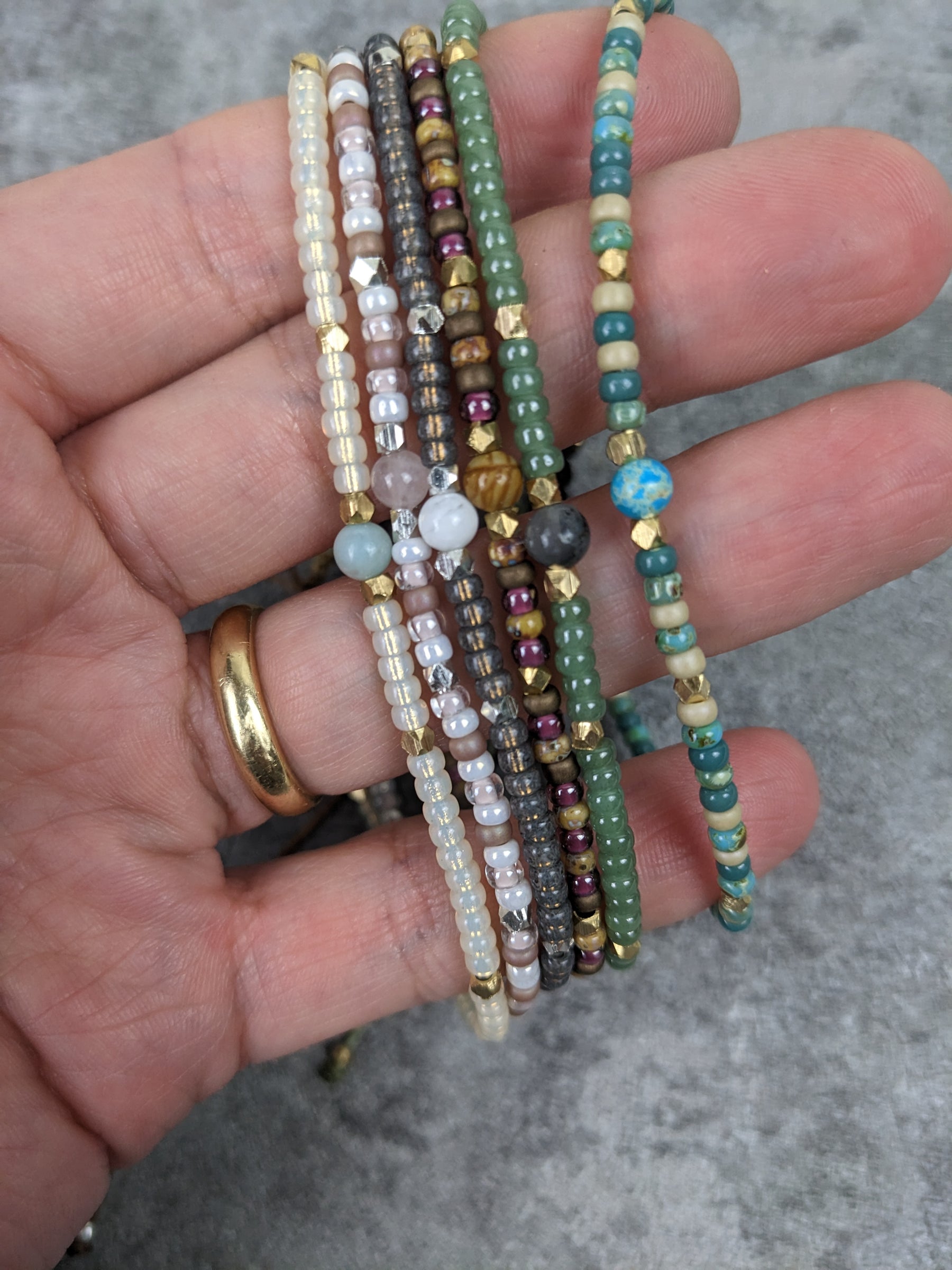 glasperlen fußkettchen mit heilstein perle . bunte rocailles bänder