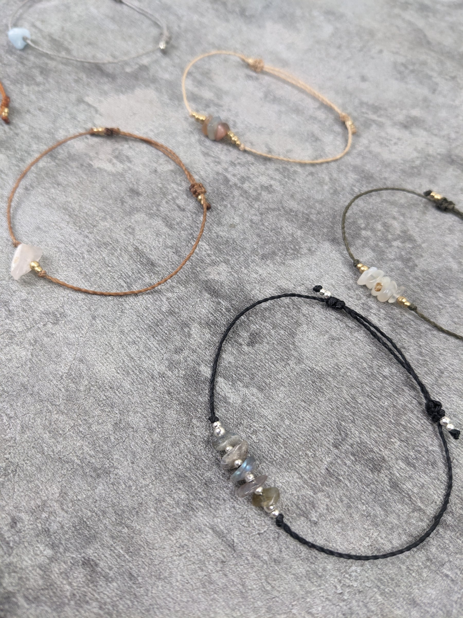 minimalistisches boho Fusskettchen mit Edelsteinen • Montevideo • personalisiert verstellbar Fusschmuck