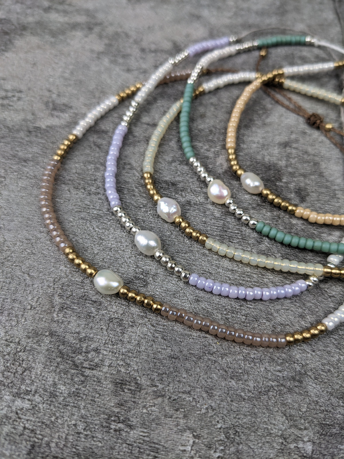 fußband mit bunten rocailles perlen und süßwasserperlen im bohemian style