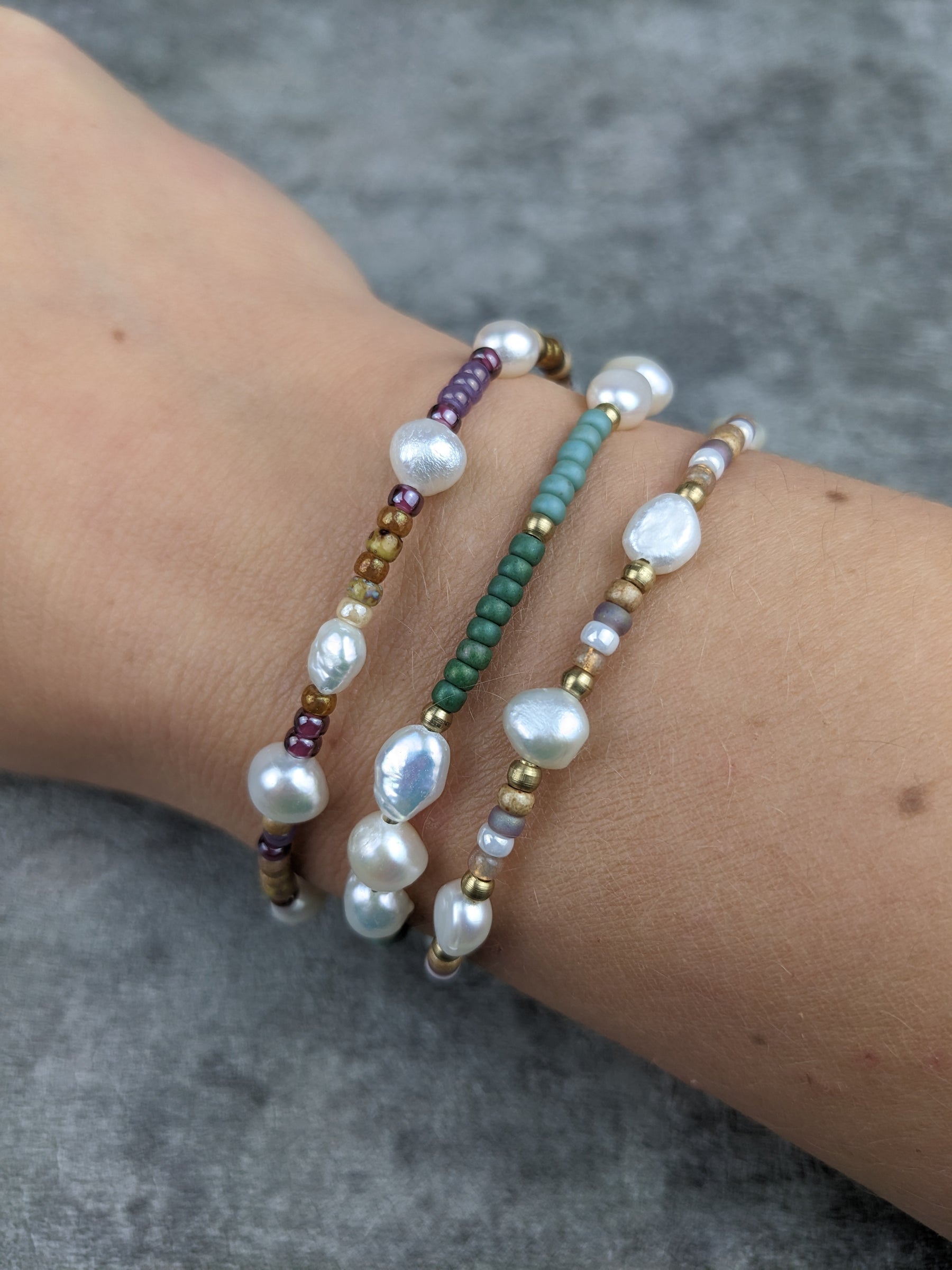 verspieltes süßwasser perlen armband mit bunten glasperlen im bohemian style
