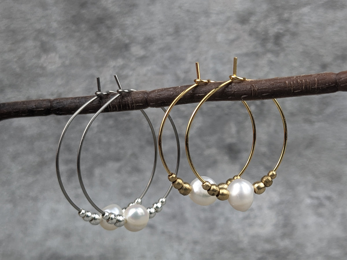 kreolen in gold oder silber mit süßwasserperle und kleinen messingperlen