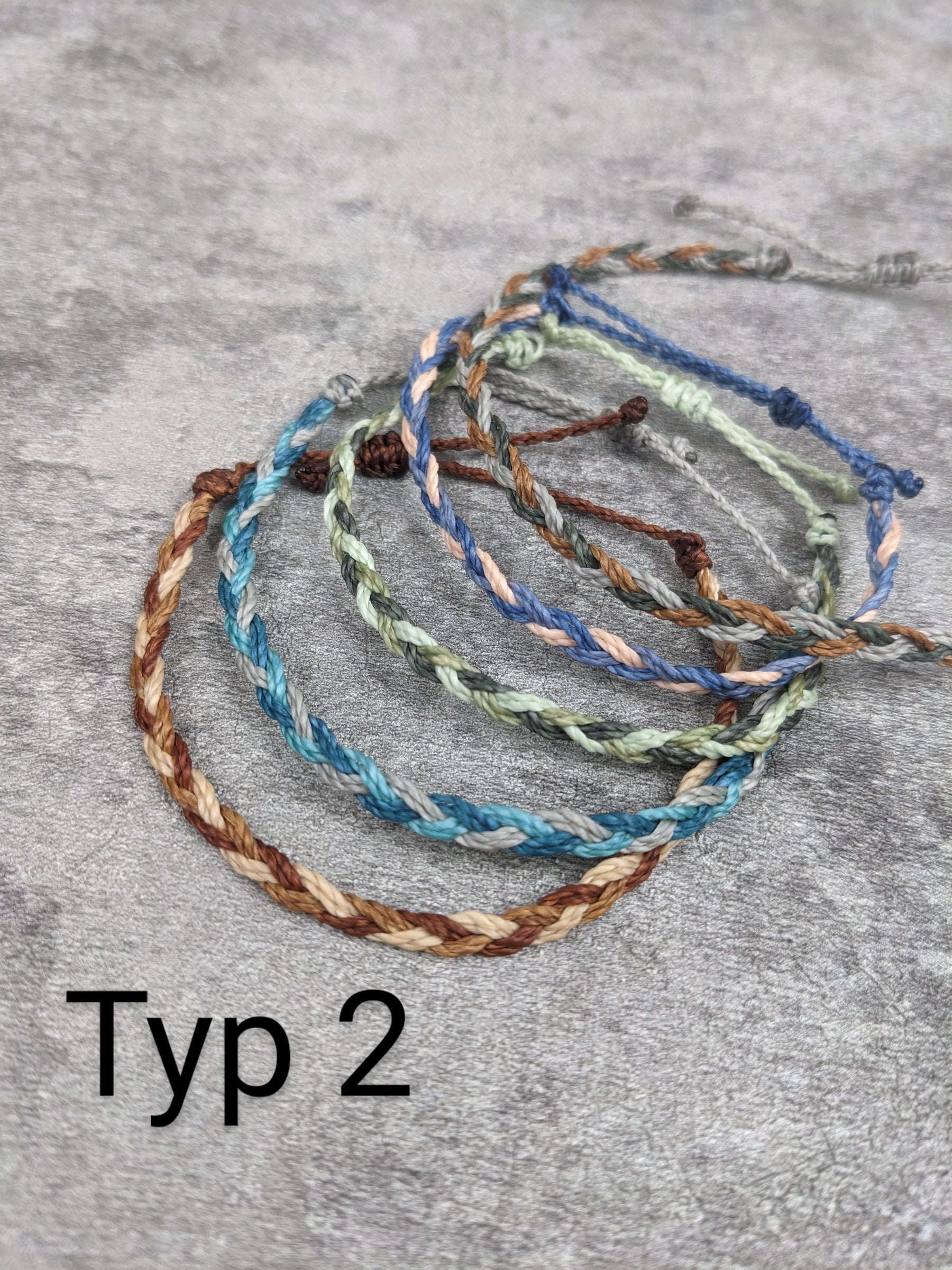 buntes surfer fußbandset mit geflochtenem band und messinganhänger