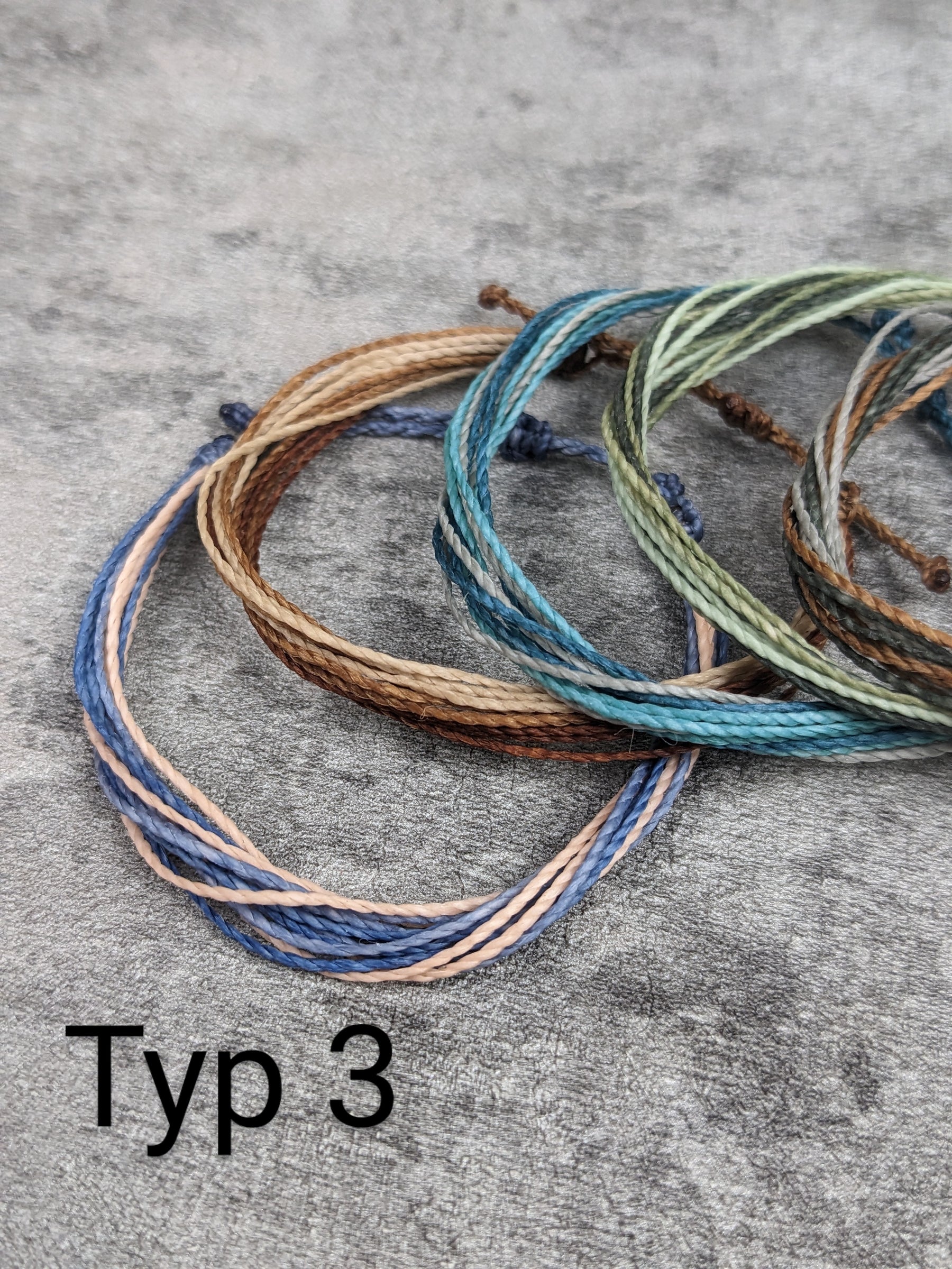 buntes surfer fußbandset mit geflochtenem band und messinganhänger