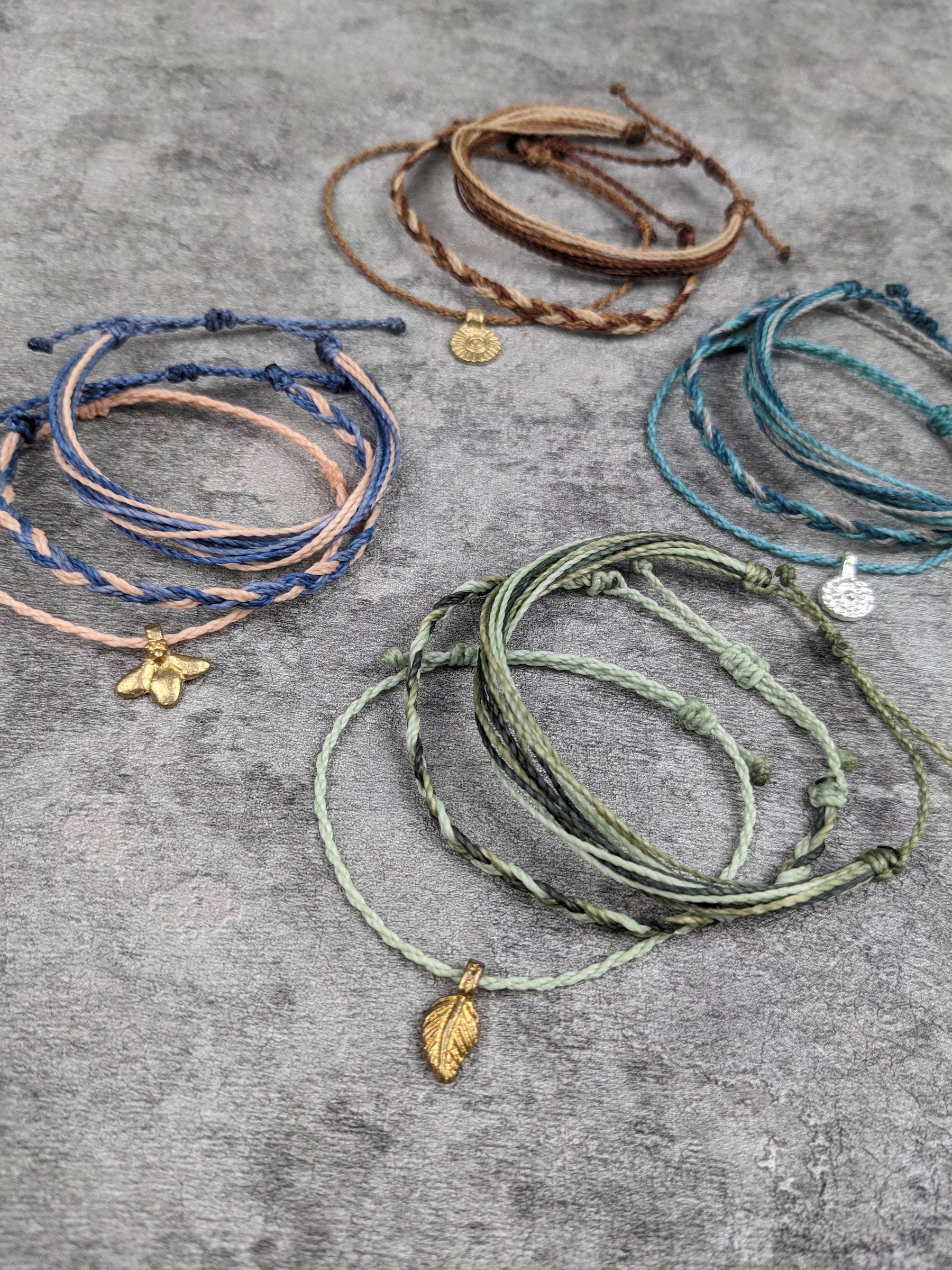 buntes surfer fußbandset mit geflochtenem band und messinganhänger