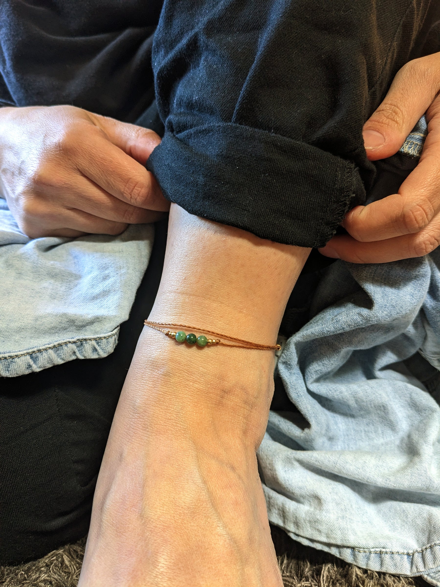 buntes edelsteinperlen fußband geknüpft im makramee stil mit kleinen messingperlen in gold oder silber