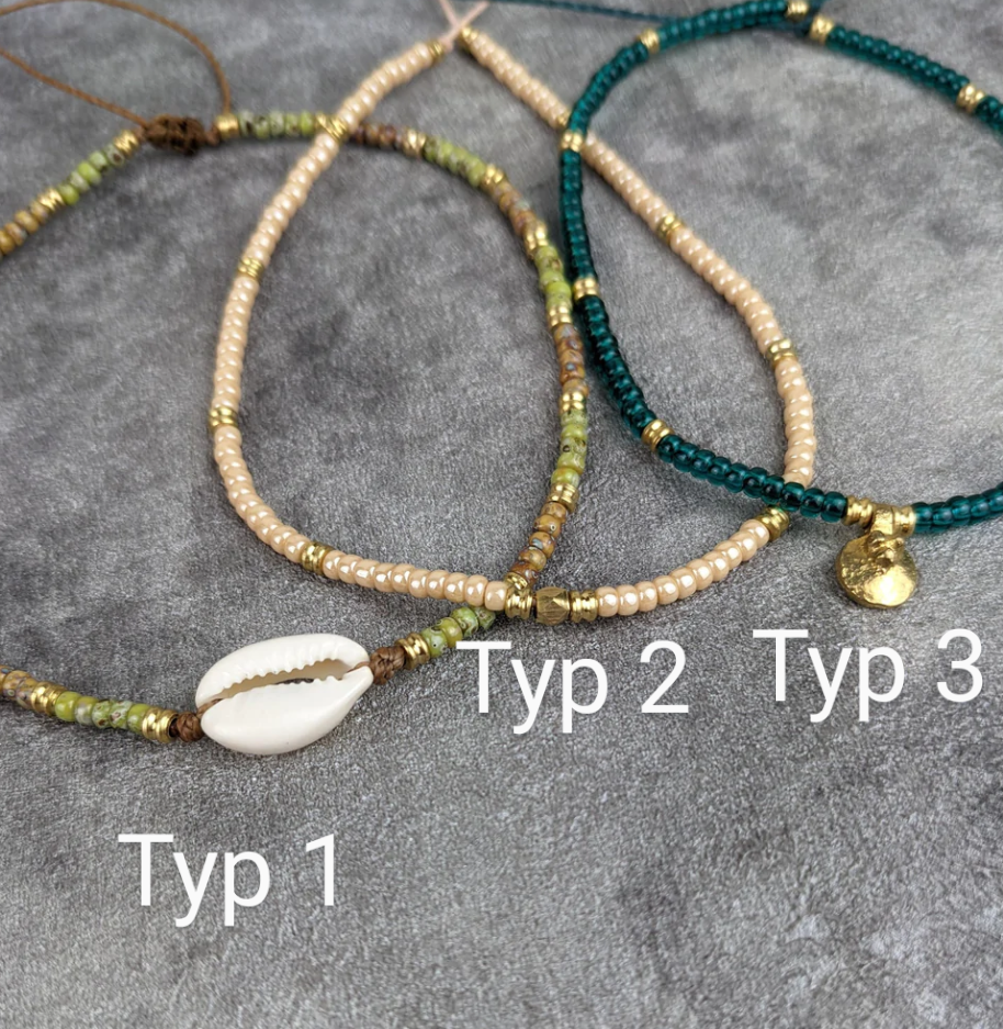 buntes glasperlenfußband mit goldenem messingornament oder kauri muschel in verschiedenen farben