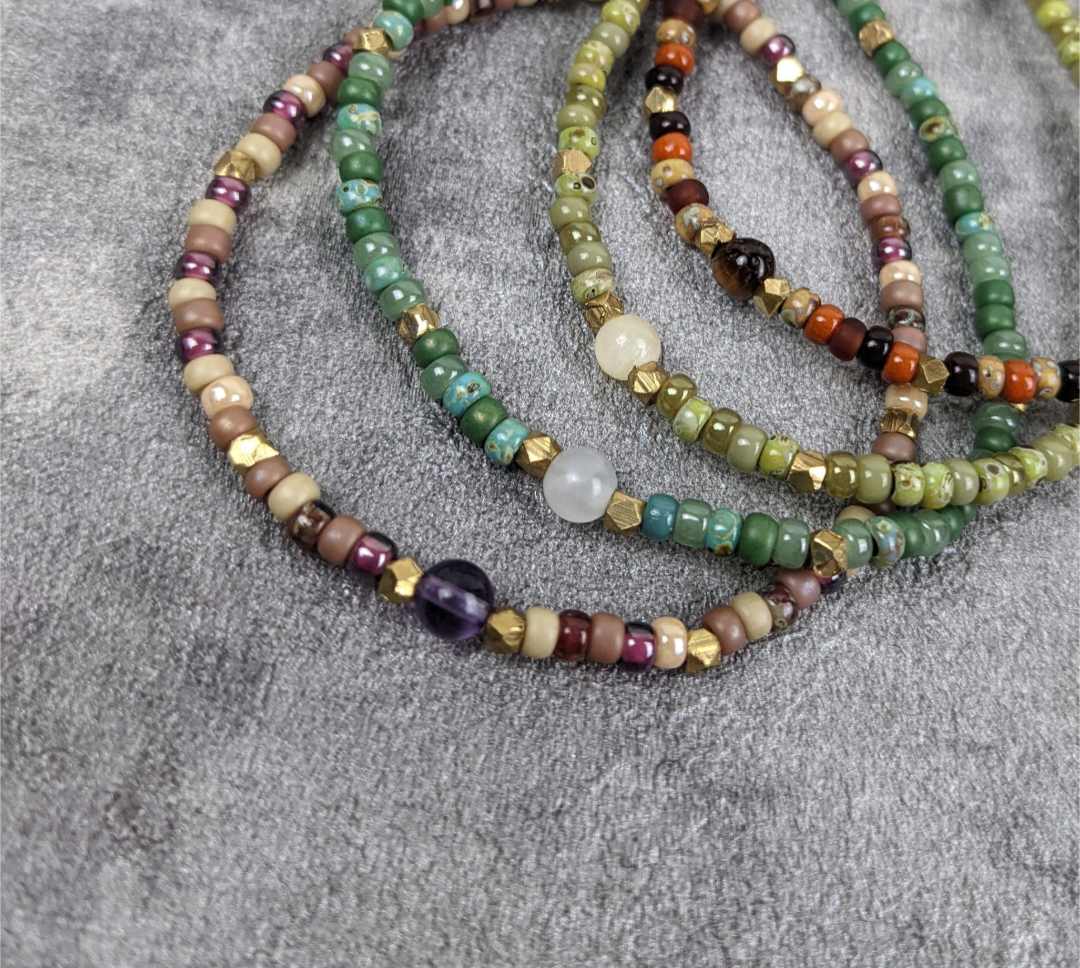 glasperlen fußkettchen mit heilstein perle . bunte rocailles bänder