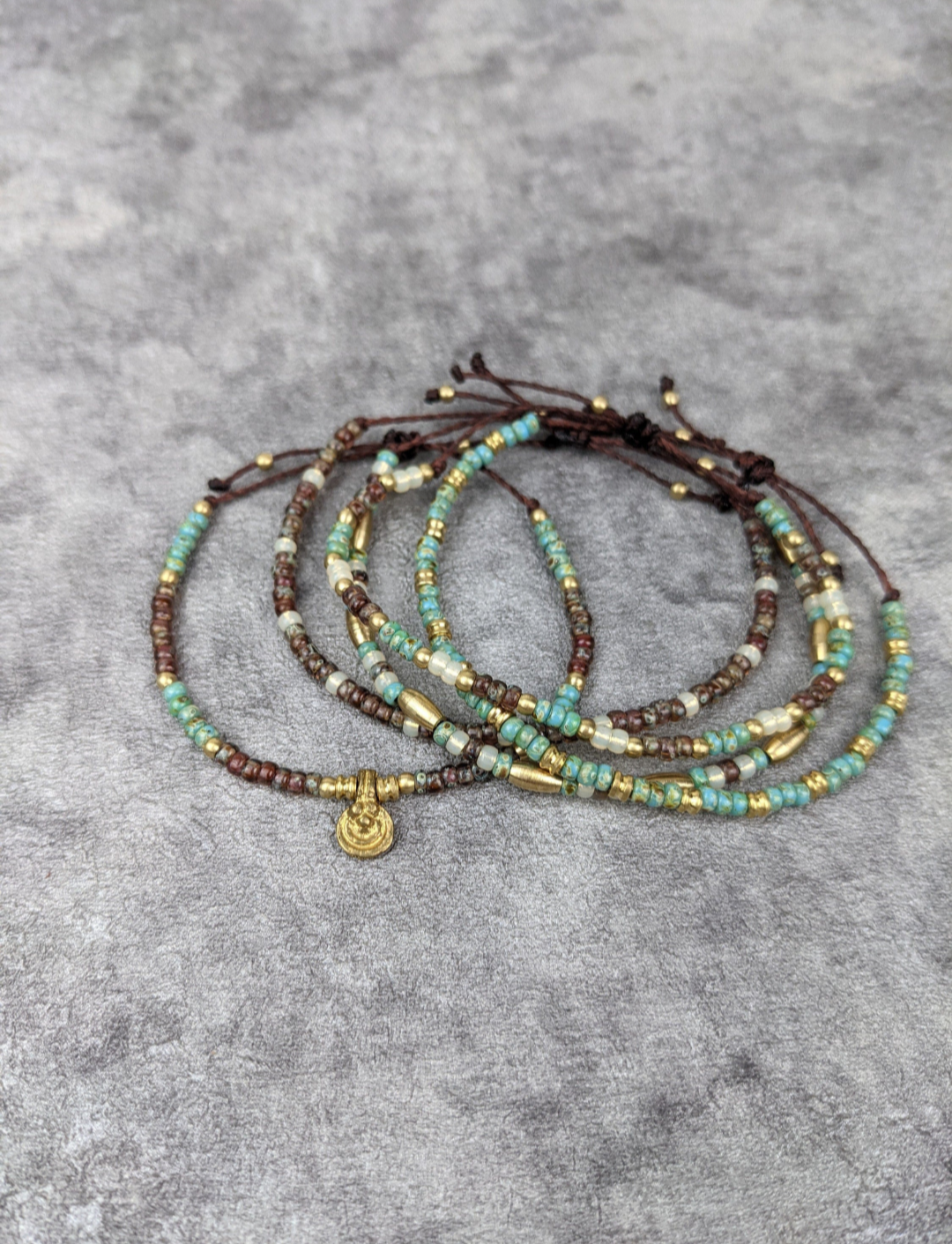 Minimalistisches Glasperlen boho Fusskettchen • Hue • personalisierter Fussschmuck mit Perlen