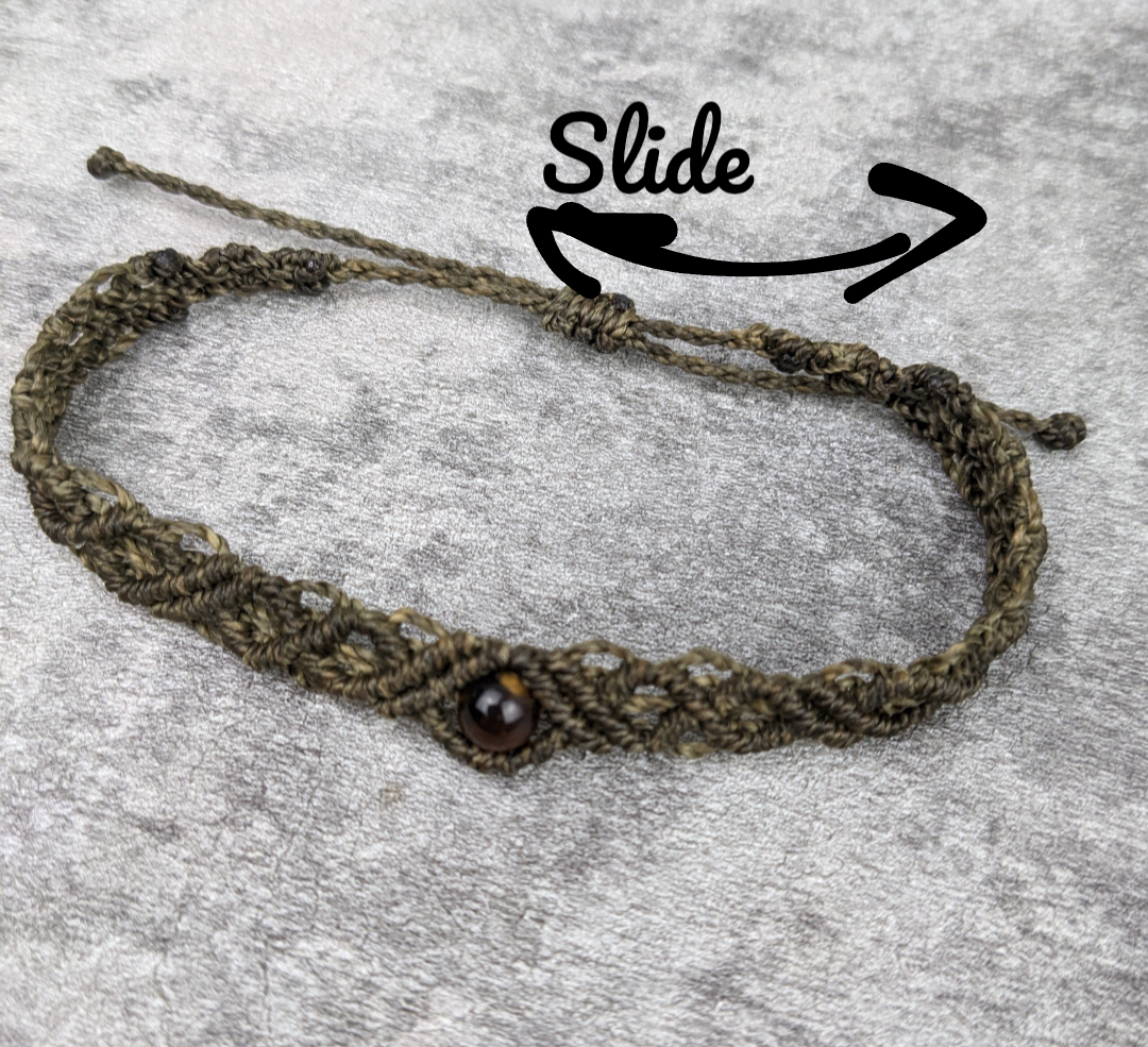 schlichtes edelsteinperlen makramee fußband in naturtönen. personalisiert mit heilstein