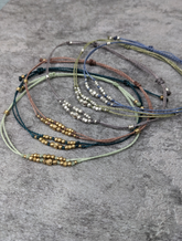 zartes messingperle fußkettchen in bunten farben als freundschaftsband