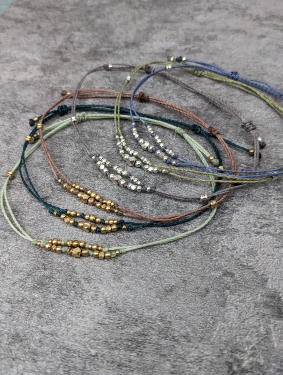 zartes messingperle fußkettchen in bunten farben als freundschaftsband