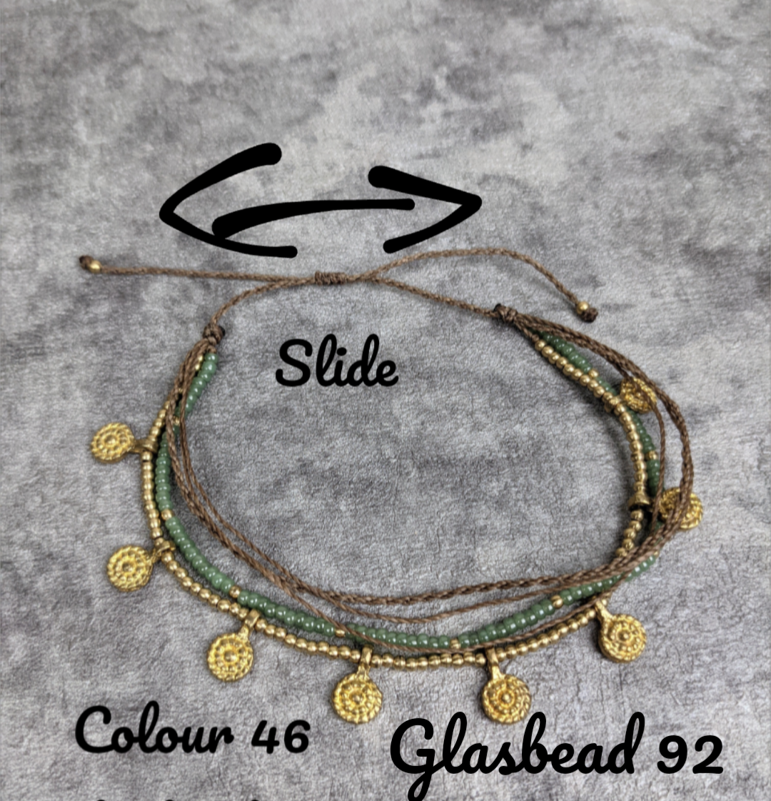 drei reihiges fußband mit glasperlen und messing anhängern. personalisierte rocailles perlenbänder