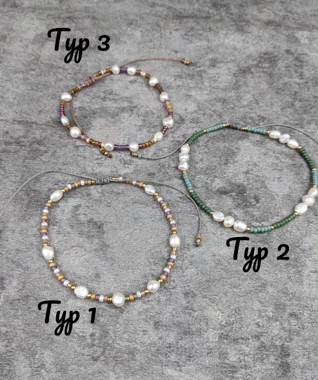 verspieltes süßwasser perlen armband mit bunten glasperlen im bohemian style