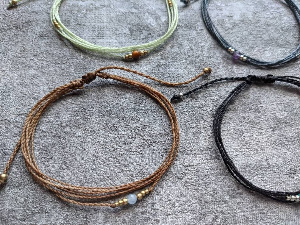 zartes edelstein fußband mit edelsteinperle und goldenen messingperlen