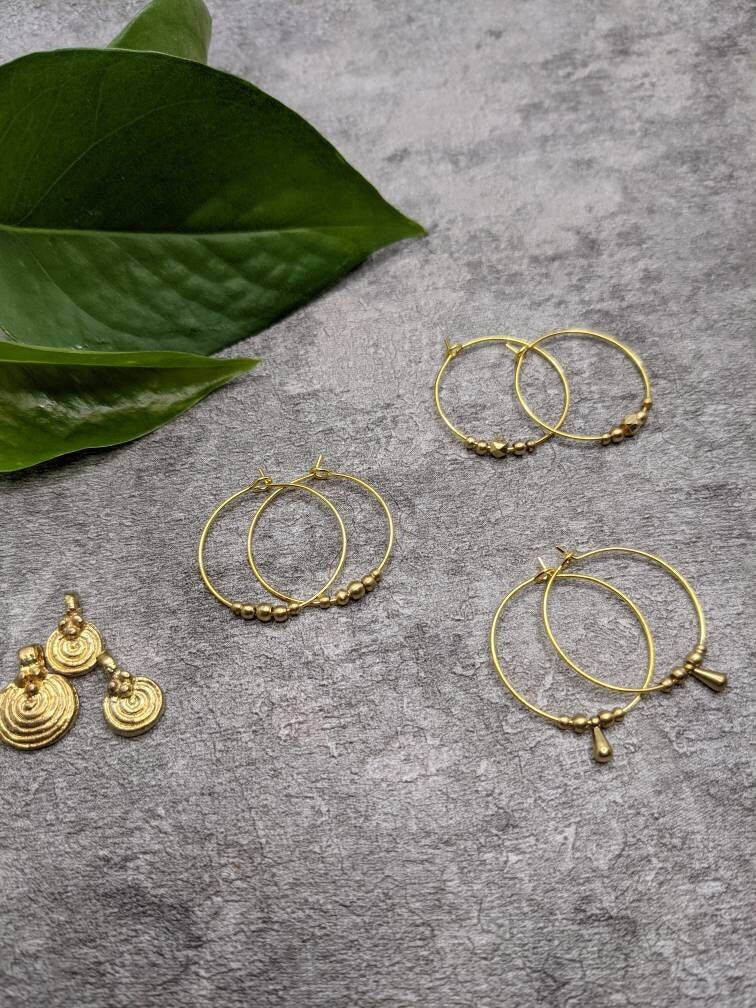 goldene Messing Ohrringe im Paar mit Tropen oder Perlen