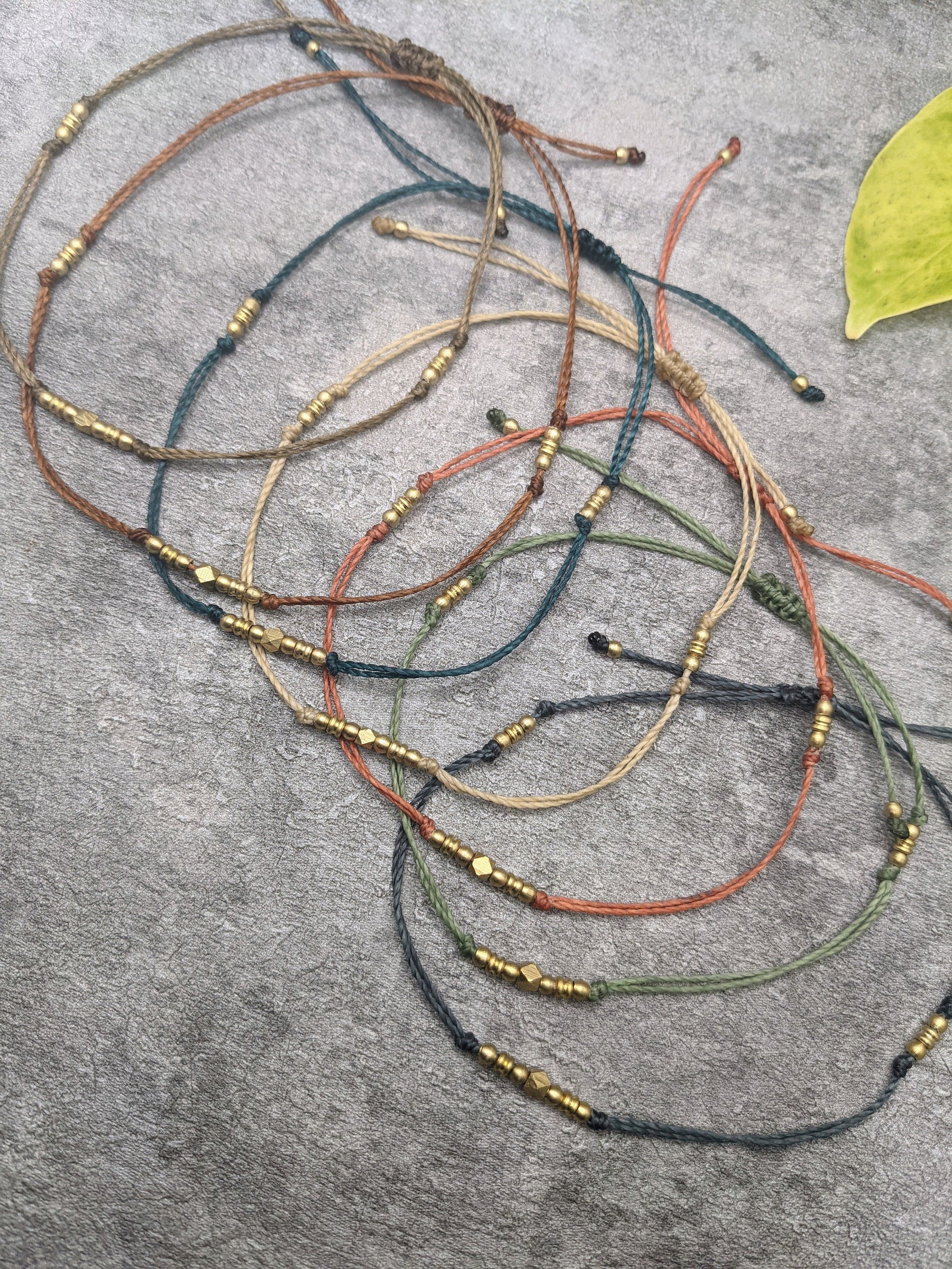 einfachen makramee diamant messing fußband in verschiedenen farben im surfer look