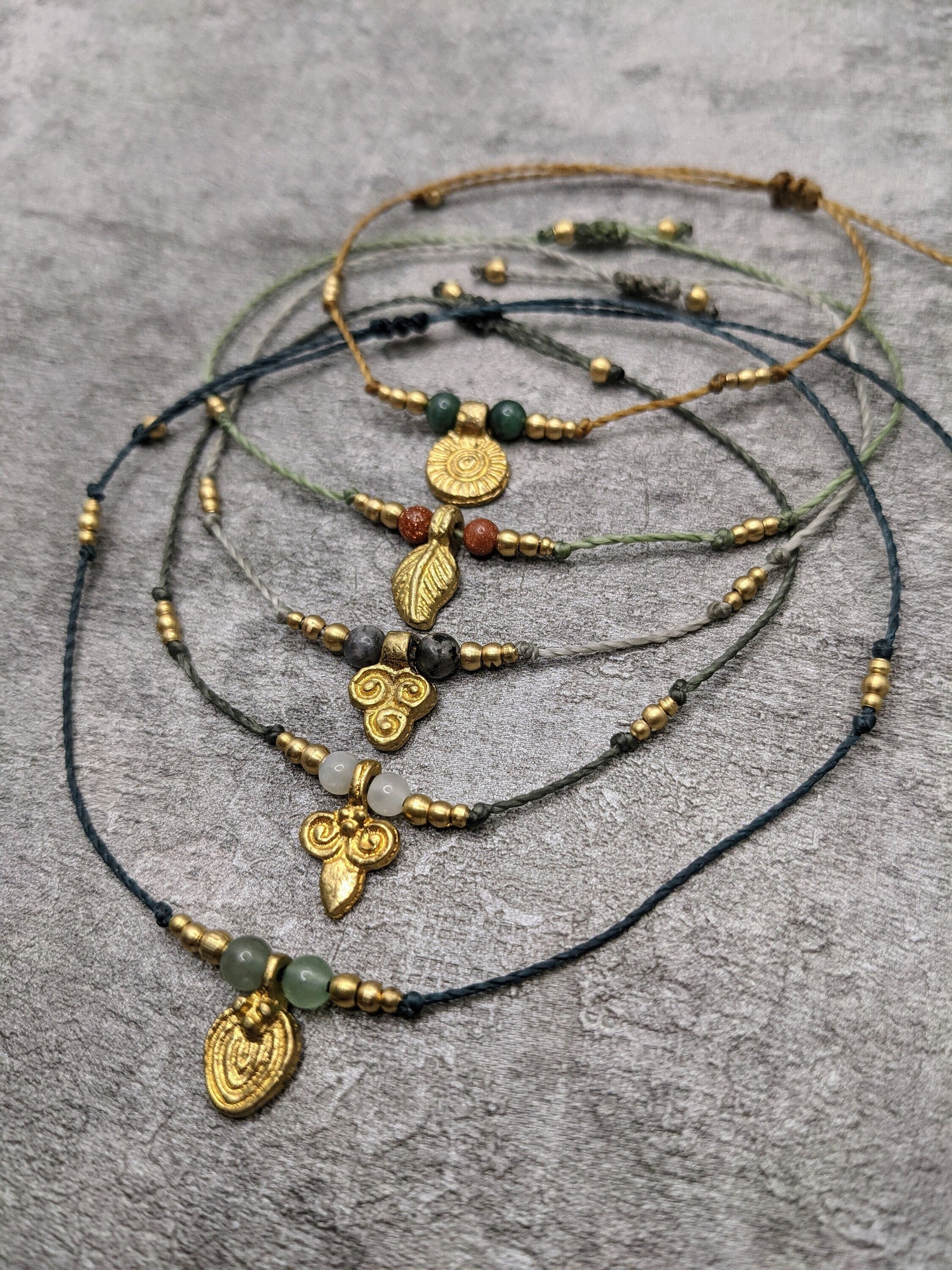 minimalistische hauch zartes heilstein fußband in verschiedenen farben