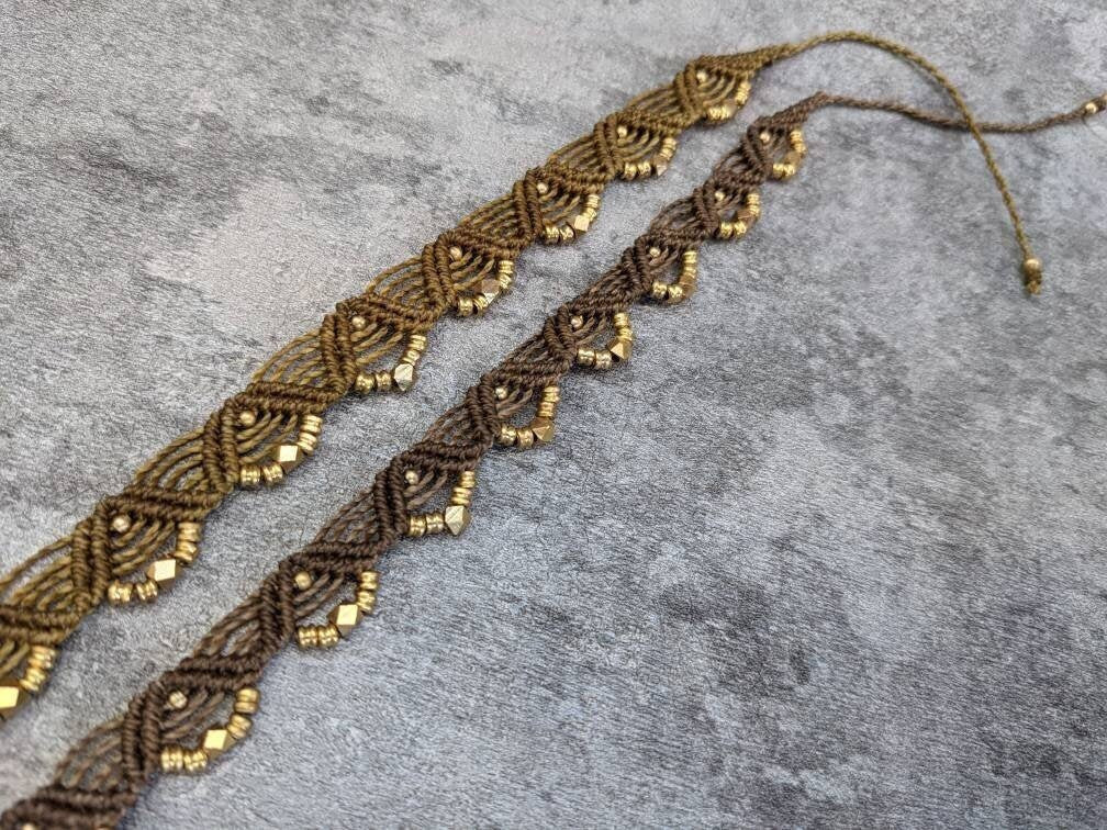 grünes gipsy fußband mit goldenen messingdiamanten und perlen in wellenform geknüpft