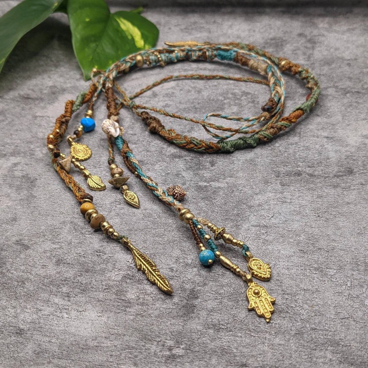 Makramee dread Hairwrap mit messingornament und haarclip als extension verwendbar im boho stil mit holz und messingperlen