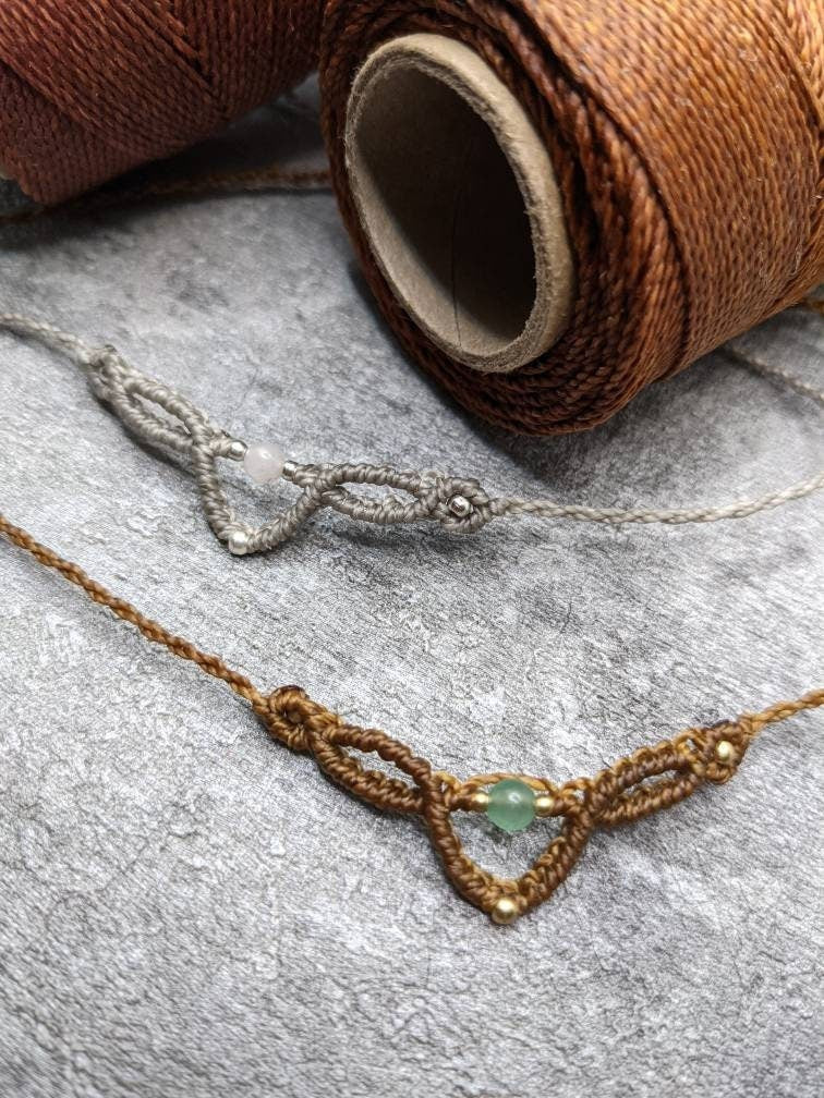 minimalistischer grüner hippie kopfschmuck mit steinperle