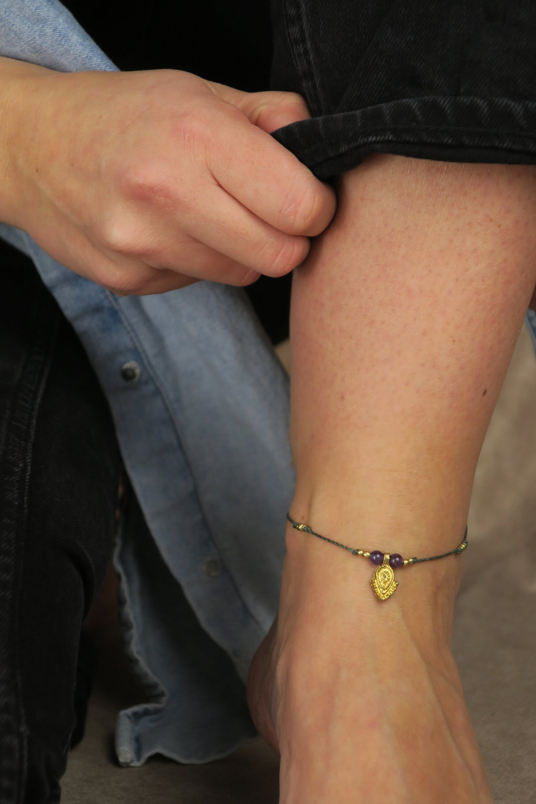 minimalistische hauch zartes heilstein fußband in verschiedenen farben