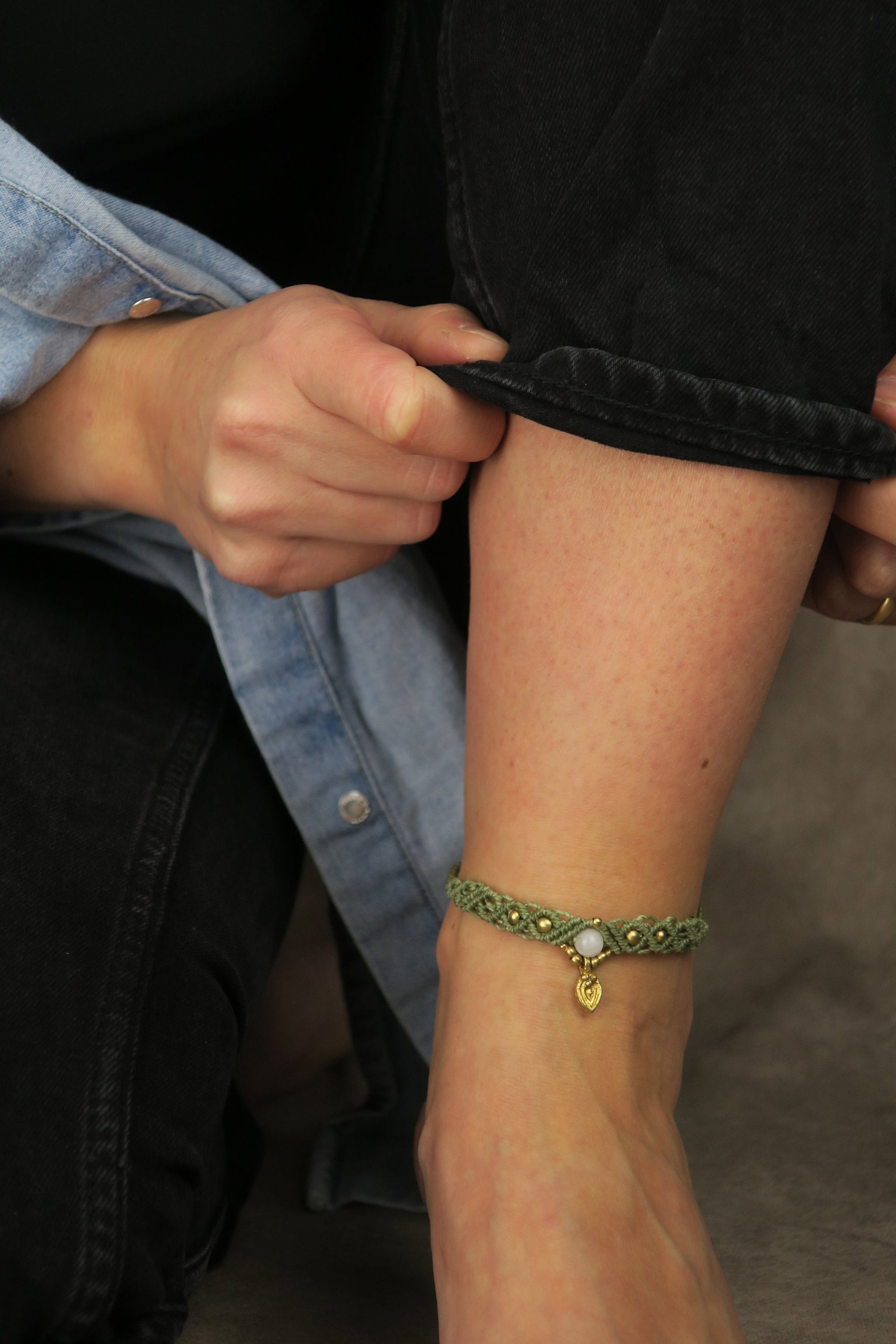 geknüptes makramee fußband mit edelsteinperle und goldenem messingornament im indian style