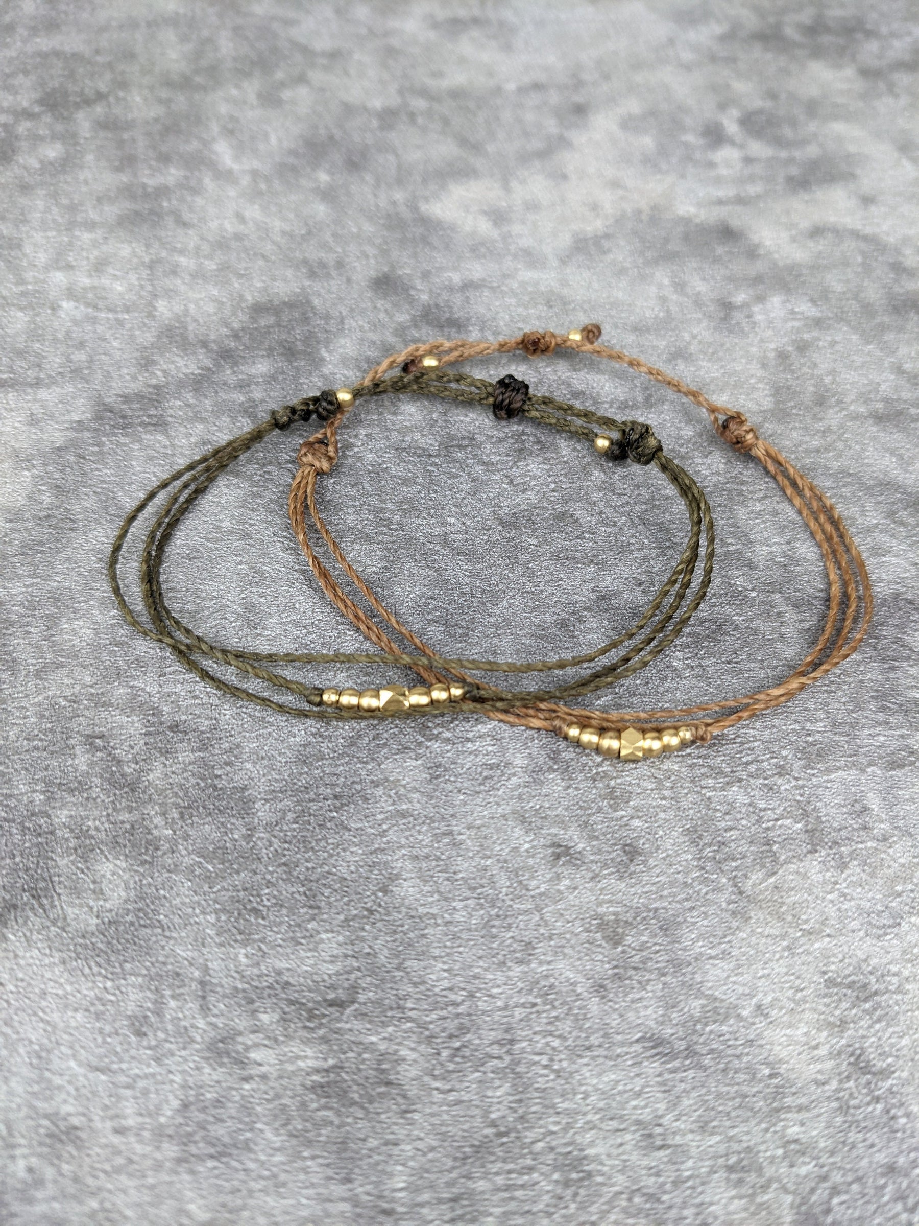 zartes fußkettchen mit goldenem messingdiamant und messingperlen in erdtönen