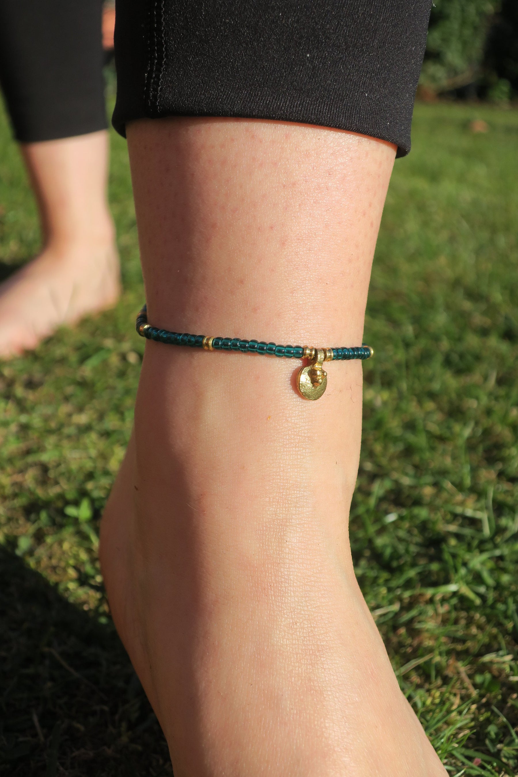 buntes glasperlenfußband mit goldenem messingornament oder kauri muschel in verschiedenen farben