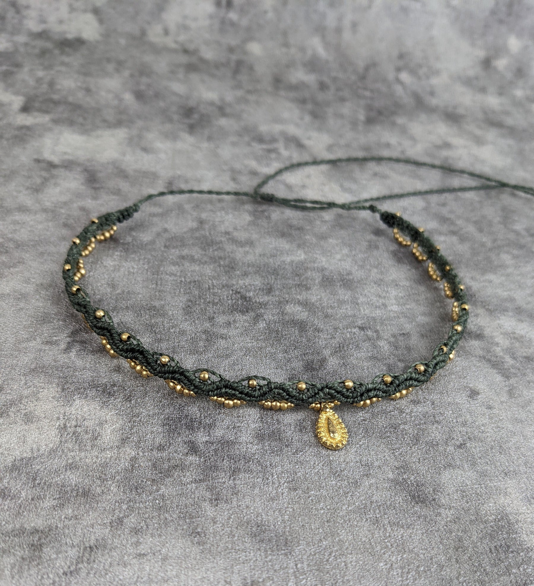 Makramee Tiara Calama • tribal Haarschmuck • HMakramee Tiara in grün mit goldenem tropfen auf der stirn im romantischenboho style