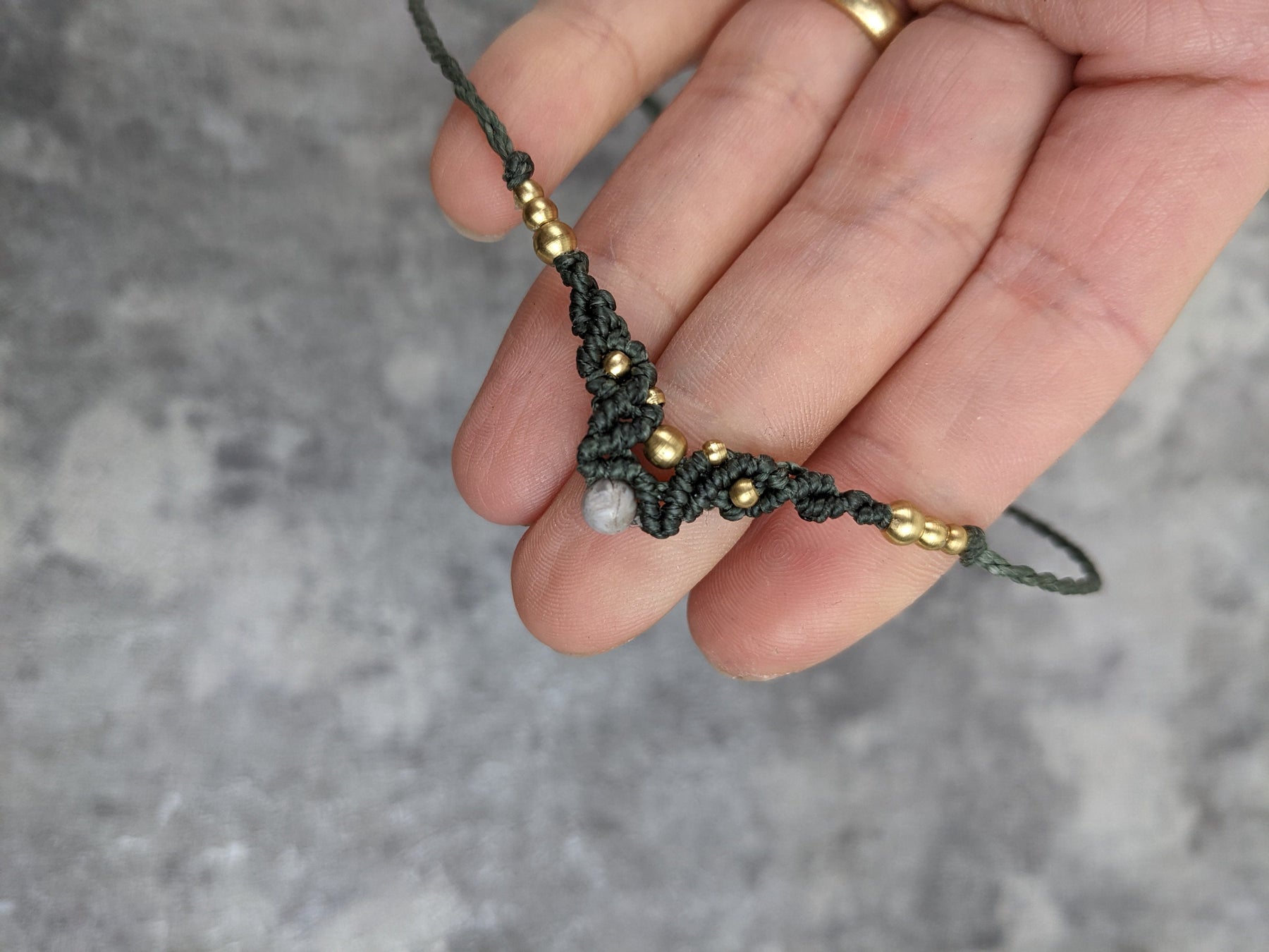 grüne stirnkette mit hellblauer steinperle im indischen look