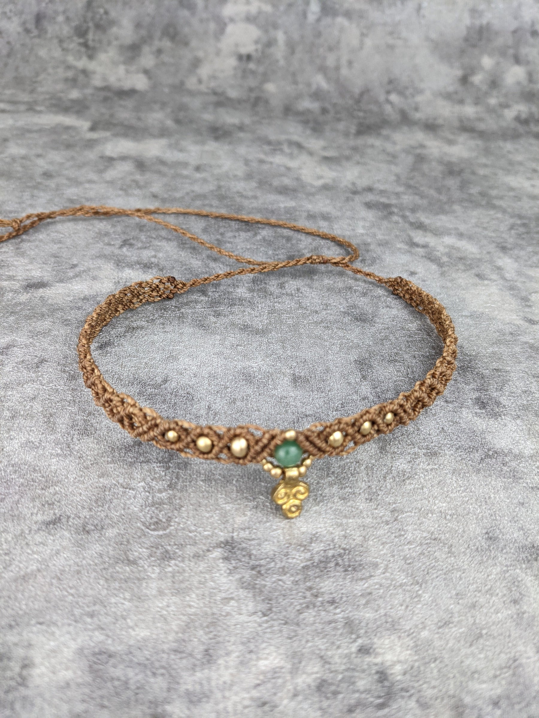 makramee hippie tiara mit grüner steinperle und triskele