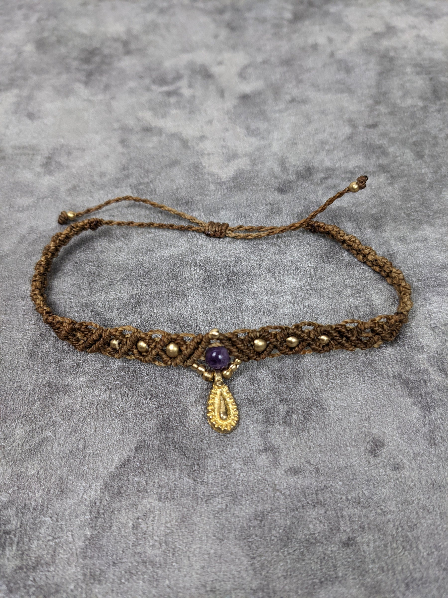 geknüptes makramee fußband mit edelsteinperle und goldenem messingornament im indian style