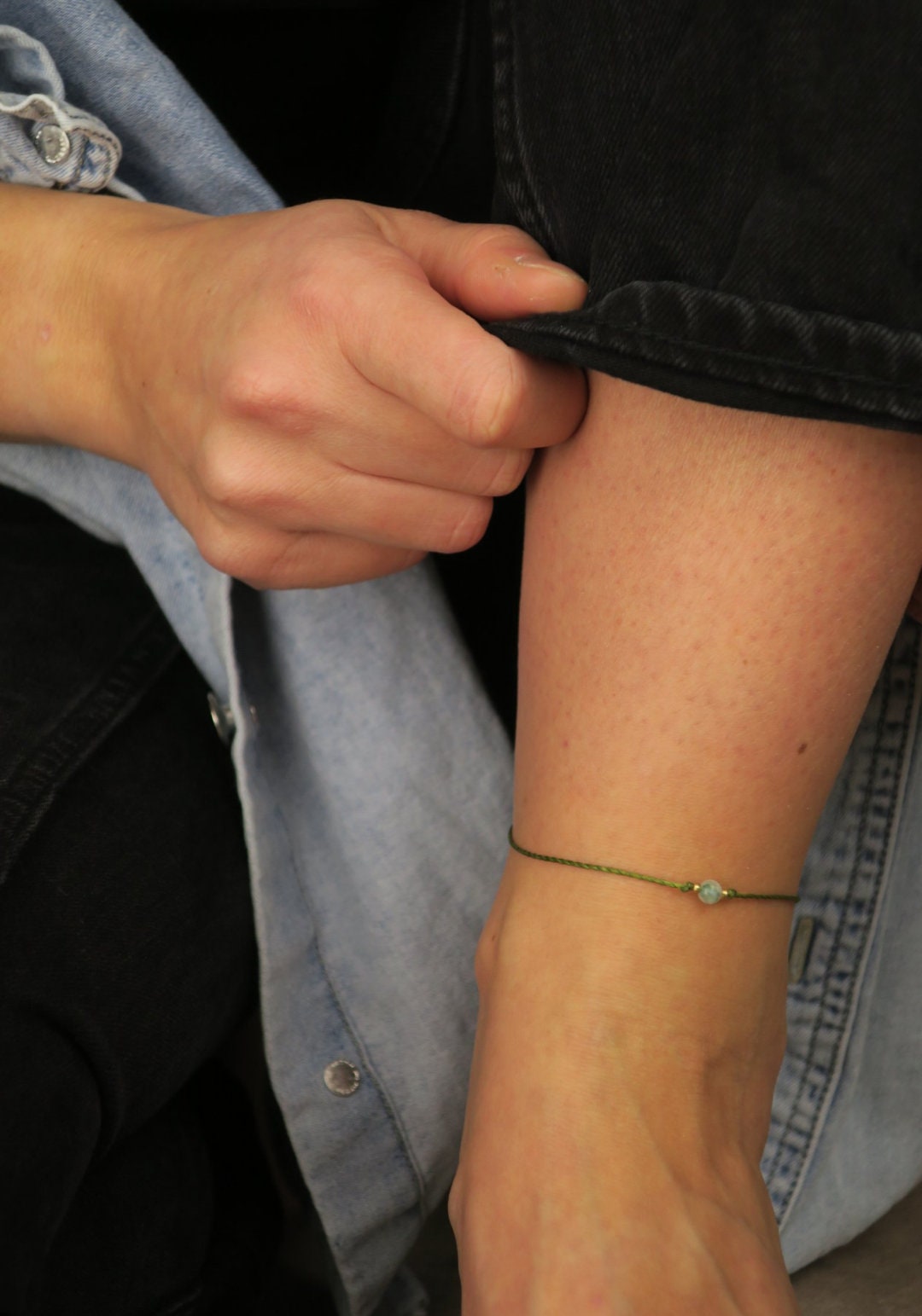 zartes edelstein fußband mit messingperlen in bunten verschiedenen farben