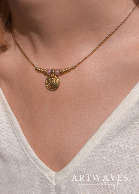 Zarte halskette mit goldener spirale und Edelsteinperlen 