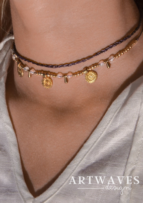 Goldener choker mit tropfen und sonnen