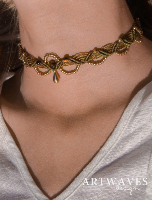 Aufwendige makramee halskette mit goldenen perlen und Tigeraugensteinen
