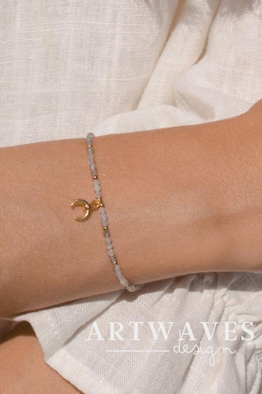 mondsteinperlen armband mit goldenem Mondanhänger