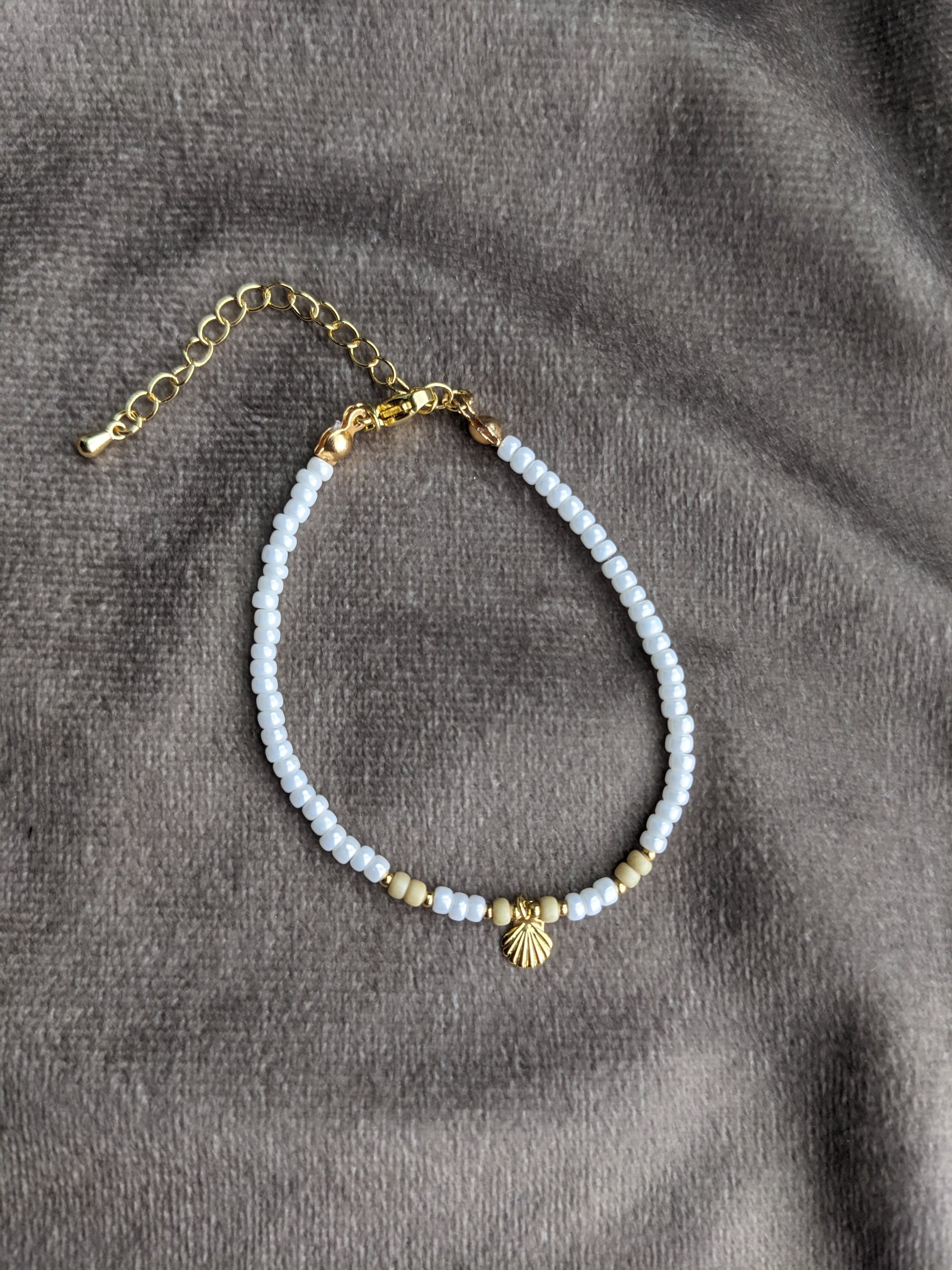 Glasperlen Fußband mit weißen und braunen perlen und goldenem Mondanhänger 