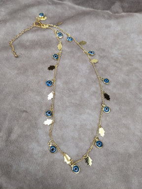 Goldene halskette mit blauen Emailleaugen und goldenen händen