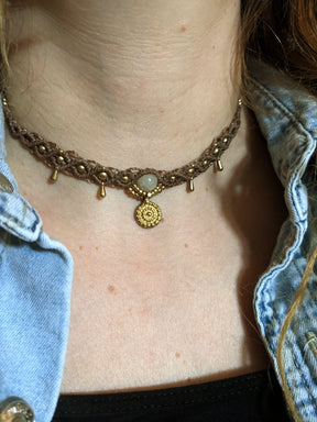 geknüpftes makramee halsband. choker mit edelsteinperle und kleinen messingperlen, sowie einem messingornament. personalisierter schmuck mit messingtropfen