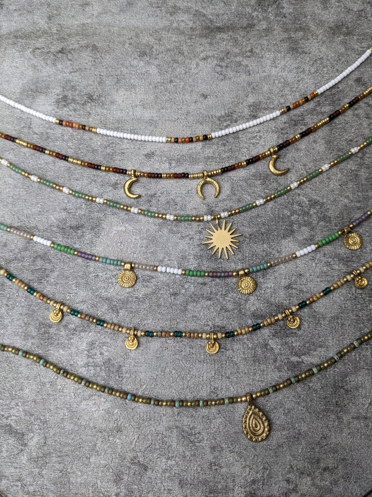 bunte rocailles glasperlen ketten mit goldenen sonnen anhängern oder spiralen, personalisiert in der wunschfarbe