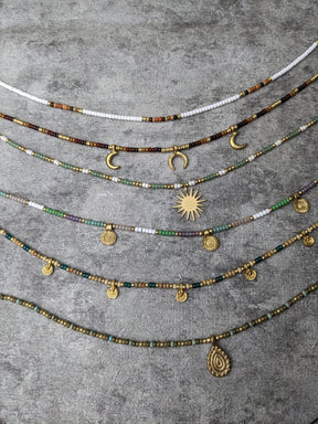 bunte rocailles glasperlen ketten mit goldenen sonnen anhängern oder spiralen, personalisiert in der wunschfarbe