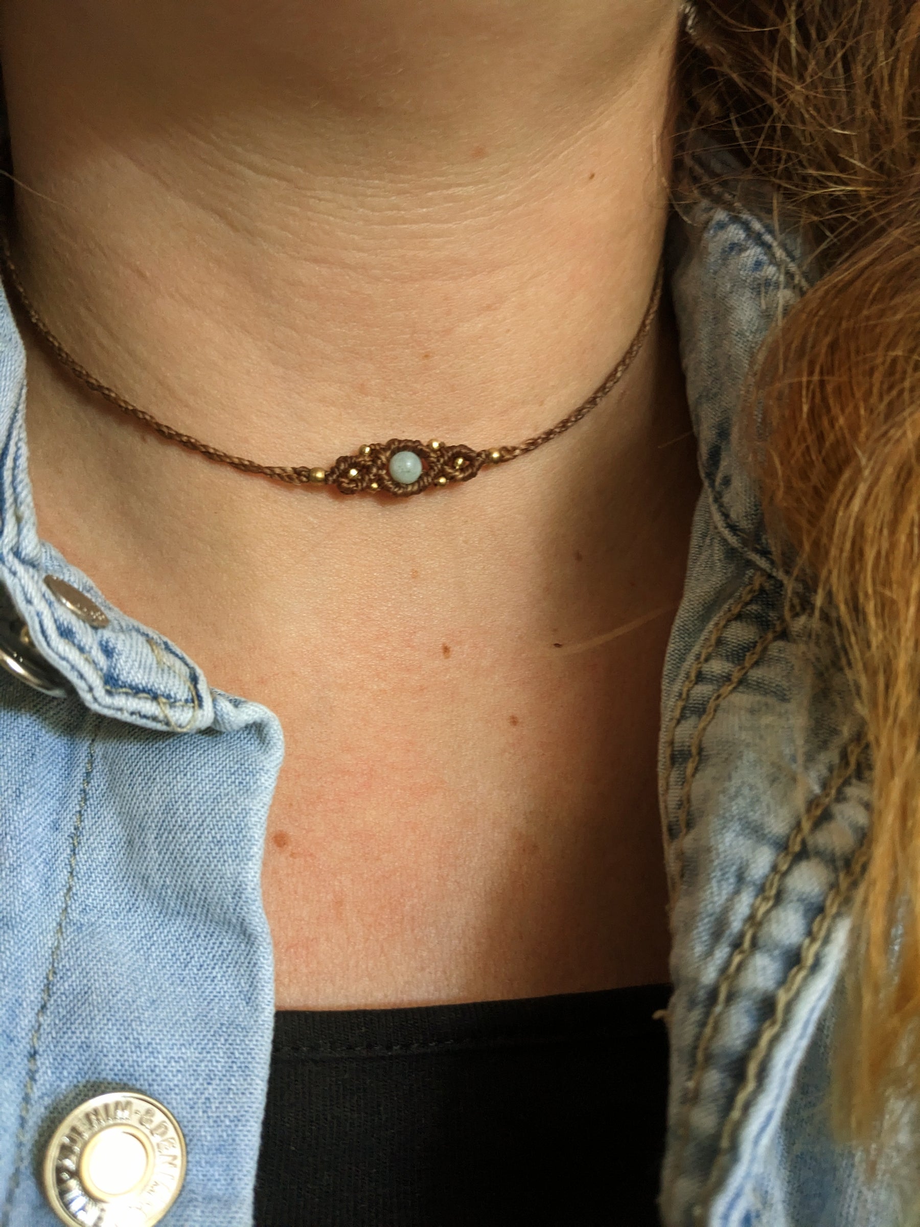 fein geknüpfter makramee choker mit edelsteinperle und kleinen goldenen messingperlen