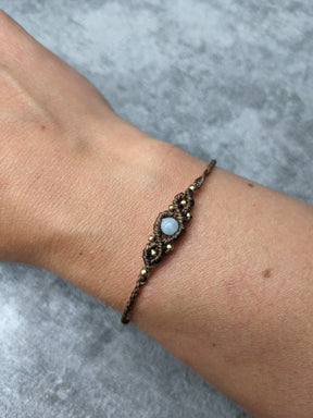 zartes geknüpftes makramee armband mit kleiner edelsteinperle im bohemian style. geburtsstein armband