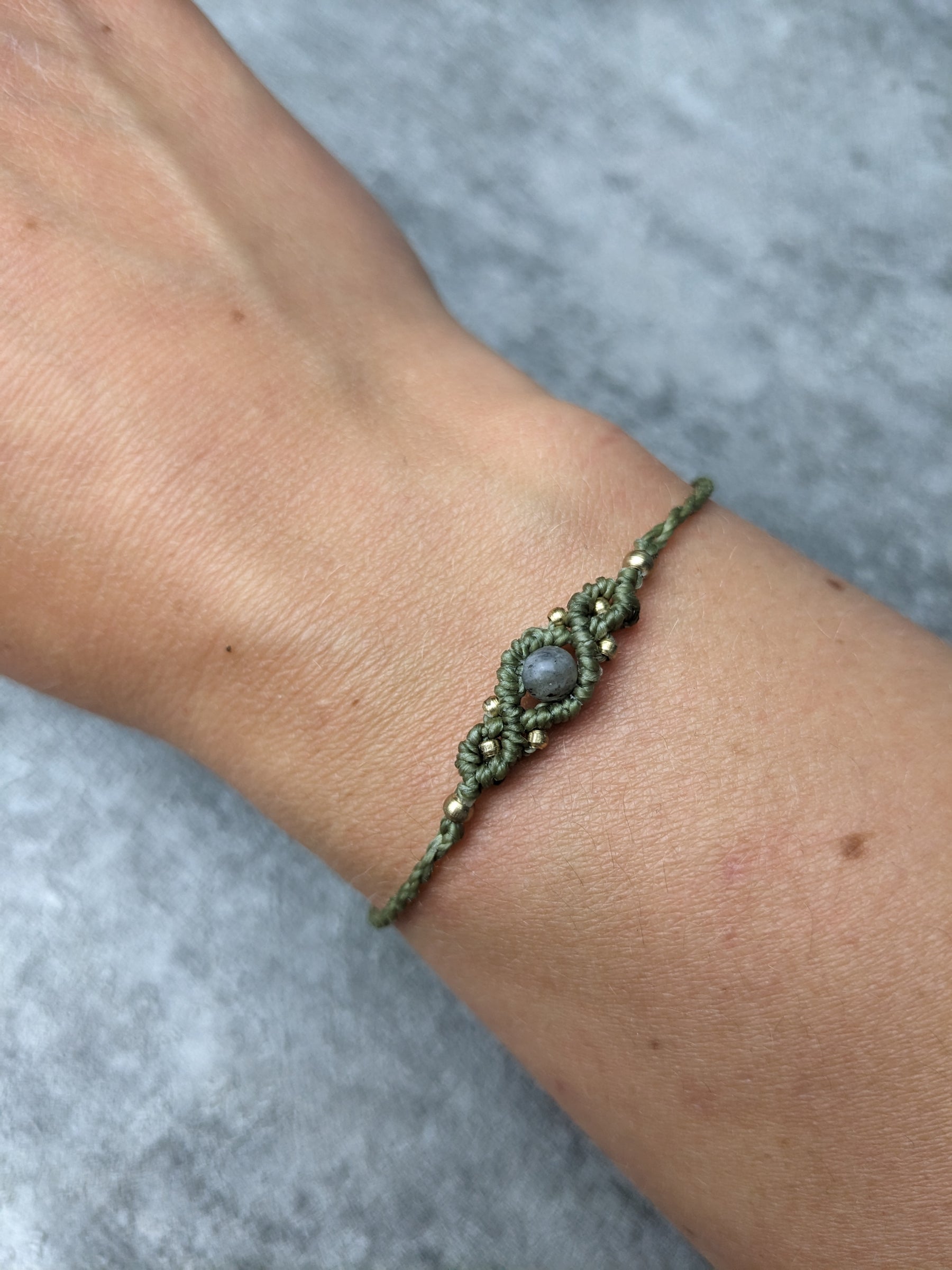 zartes geknüpftes makramee armband mit kleiner edelsteinperle im bohemian style. geburtsstein armband