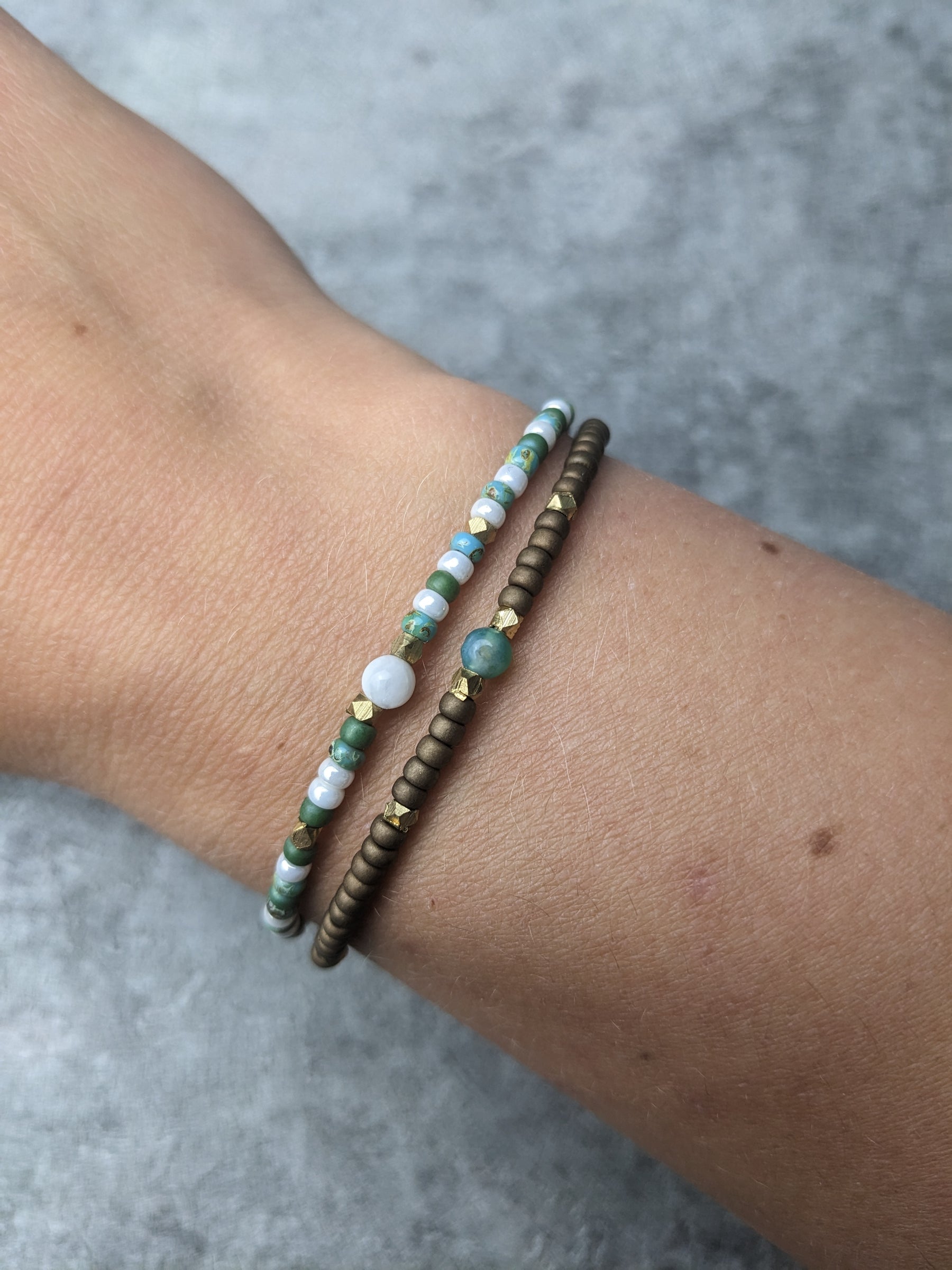 personalisiertes glasperlen armband mit edelsteinperle als geschenk für die beste freundin